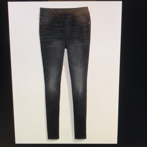 ON Rockstar distressed  midrise jeggings sz8